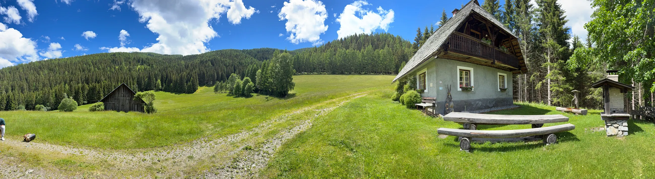 Panorama: Droneberger Hütte mit Bänken, Wiese, Stadel und Bergwald