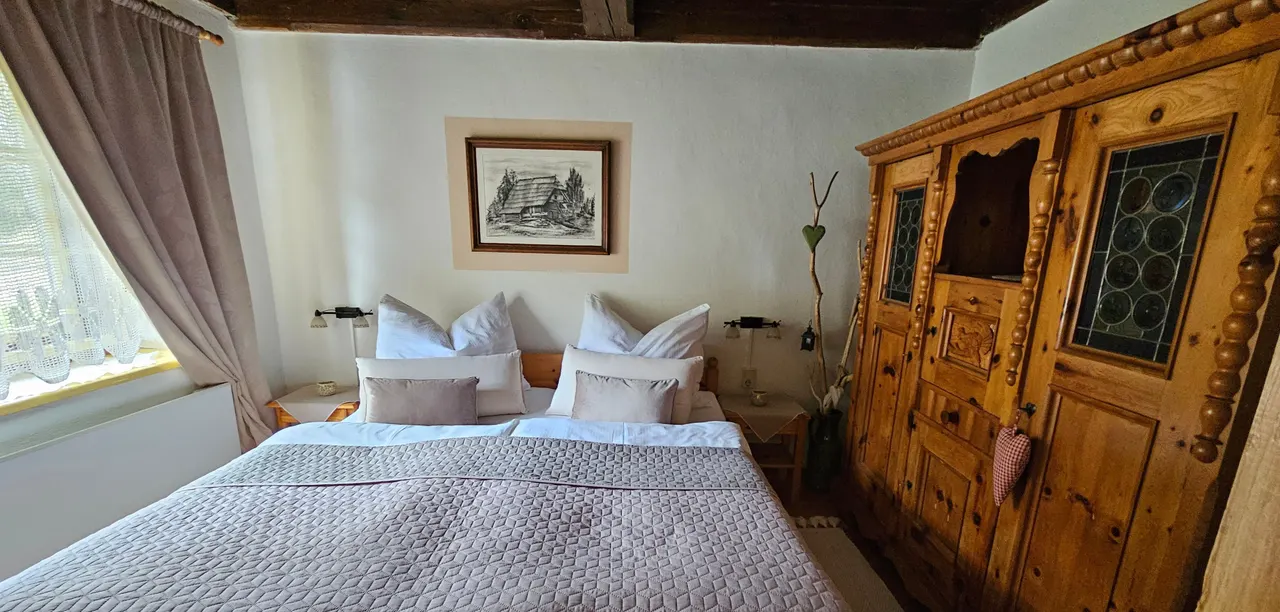 Schlafzimmer mit altem Bauernschrank