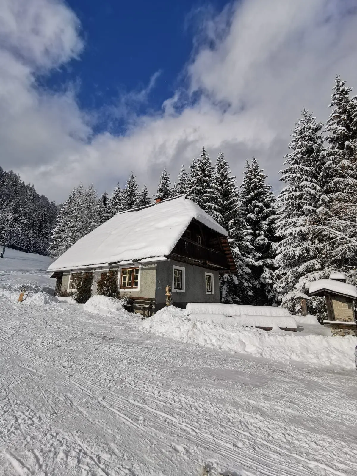 Die Hütte im Schnee bei blauem Himmel